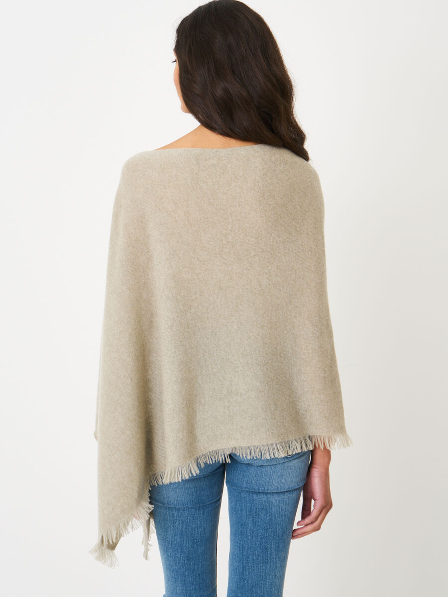 Fein gestrickter Poncho mit Fransen aus Bio-Kaschmir image number 172