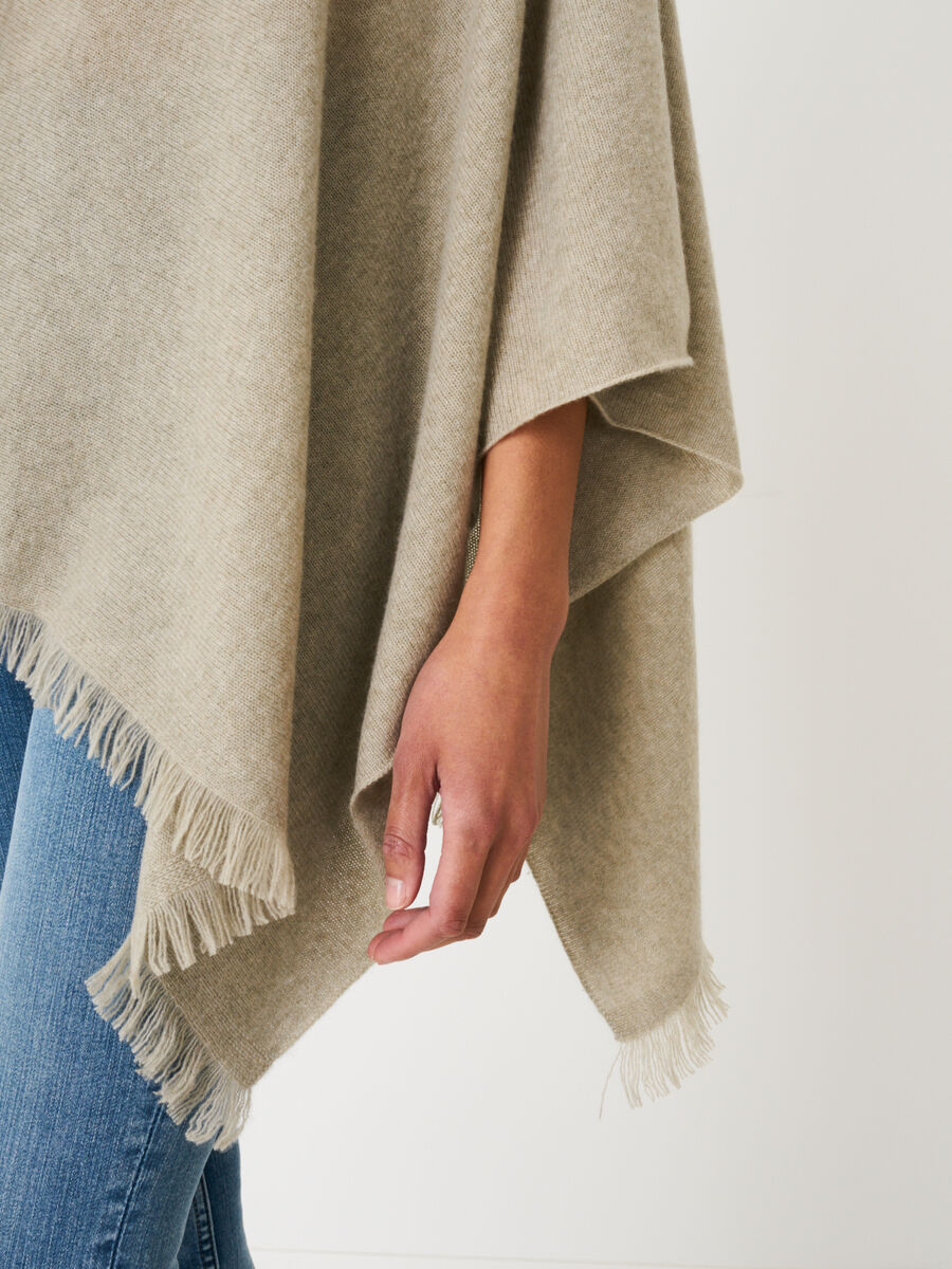 Fein gestrickter Poncho mit Fransen aus Bio-Kaschmir image number 173