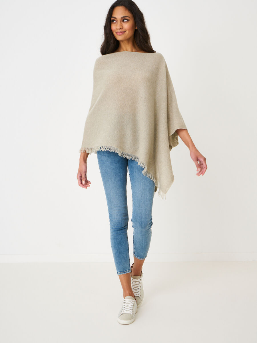 Fein gestrickter Poncho mit Fransen aus Bio-Kaschmir image number 174