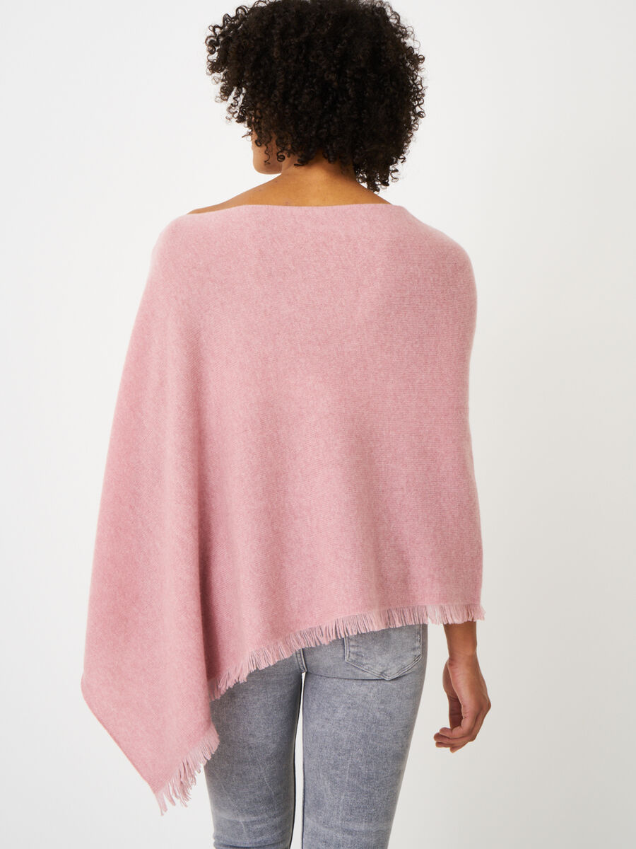 Fein gestrickter Poncho mit Fransen aus Bio-Kaschmir image number 176