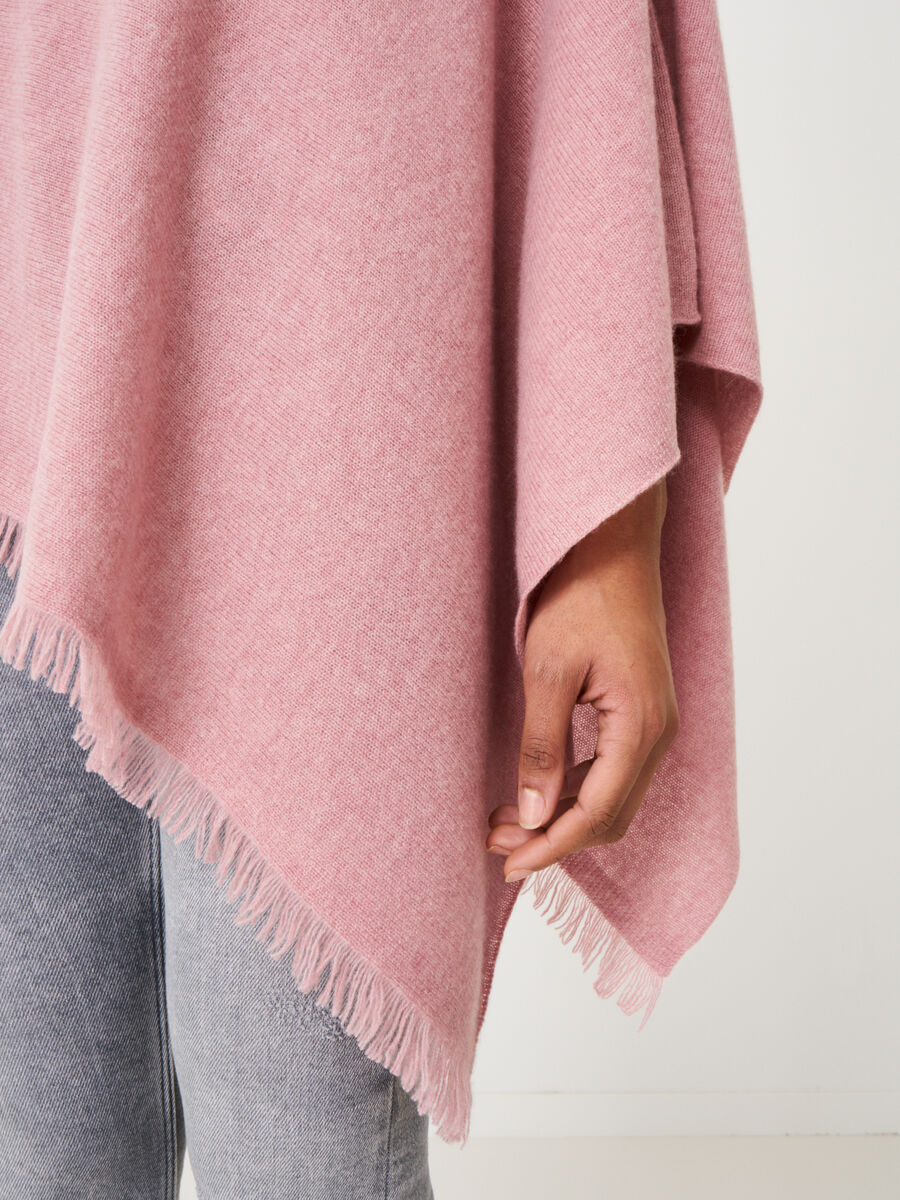 Fein gestrickter Poncho mit Fransen aus Bio-Kaschmir image number 177