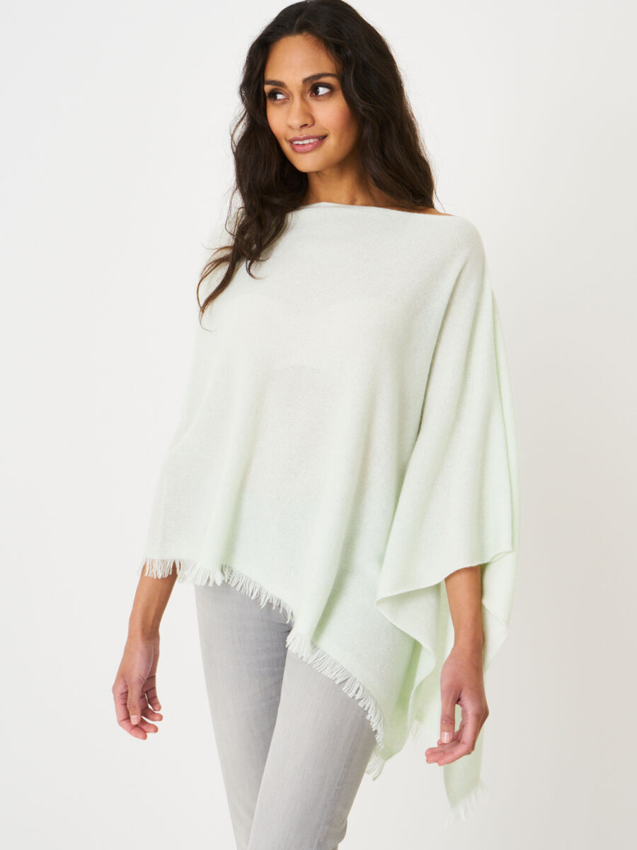 Fein gestrickter Poncho mit Fransen aus Bio-Kaschmir image number 179