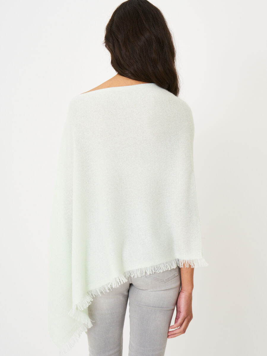 Fein gestrickter Poncho mit Fransen aus Bio-Kaschmir image number 180