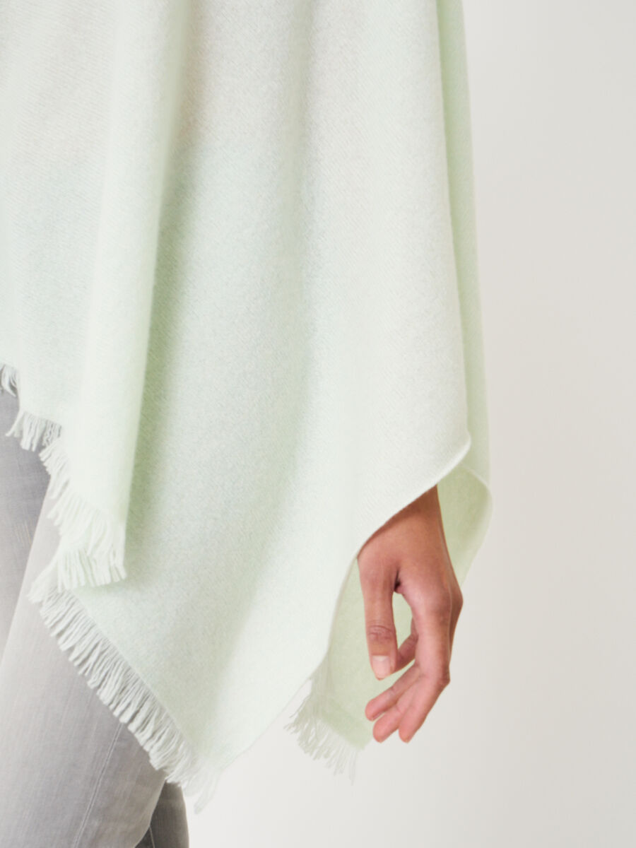 Fein gestrickter Poncho mit Fransen aus Bio-Kaschmir image number 181