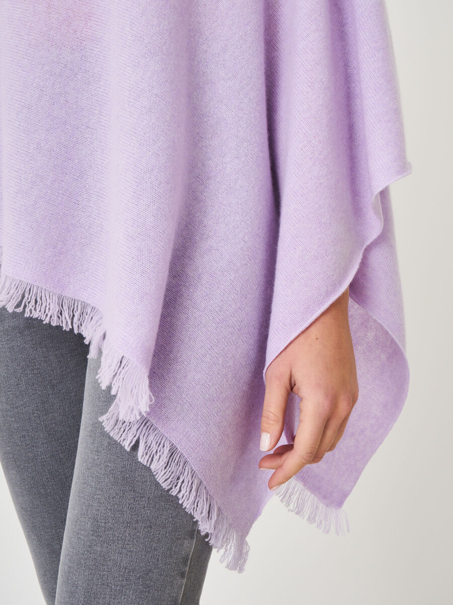 Fein gestrickter Poncho mit Fransen aus Bio-Kaschmir image number 185
