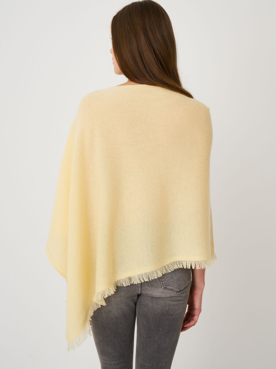 Fein gestrickter Poncho mit Fransen aus Bio-Kaschmir image number 188