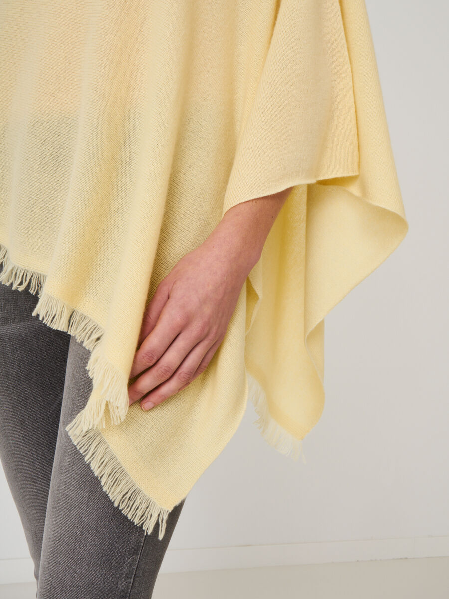 Fein gestrickter Poncho mit Fransen aus Bio-Kaschmir image number 189