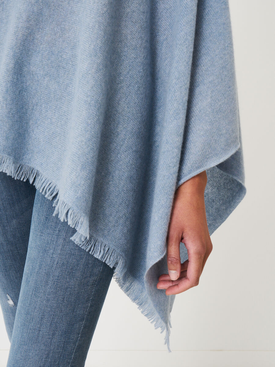 Fein gestrickter Poncho mit Fransen aus Bio-Kaschmir image number 193