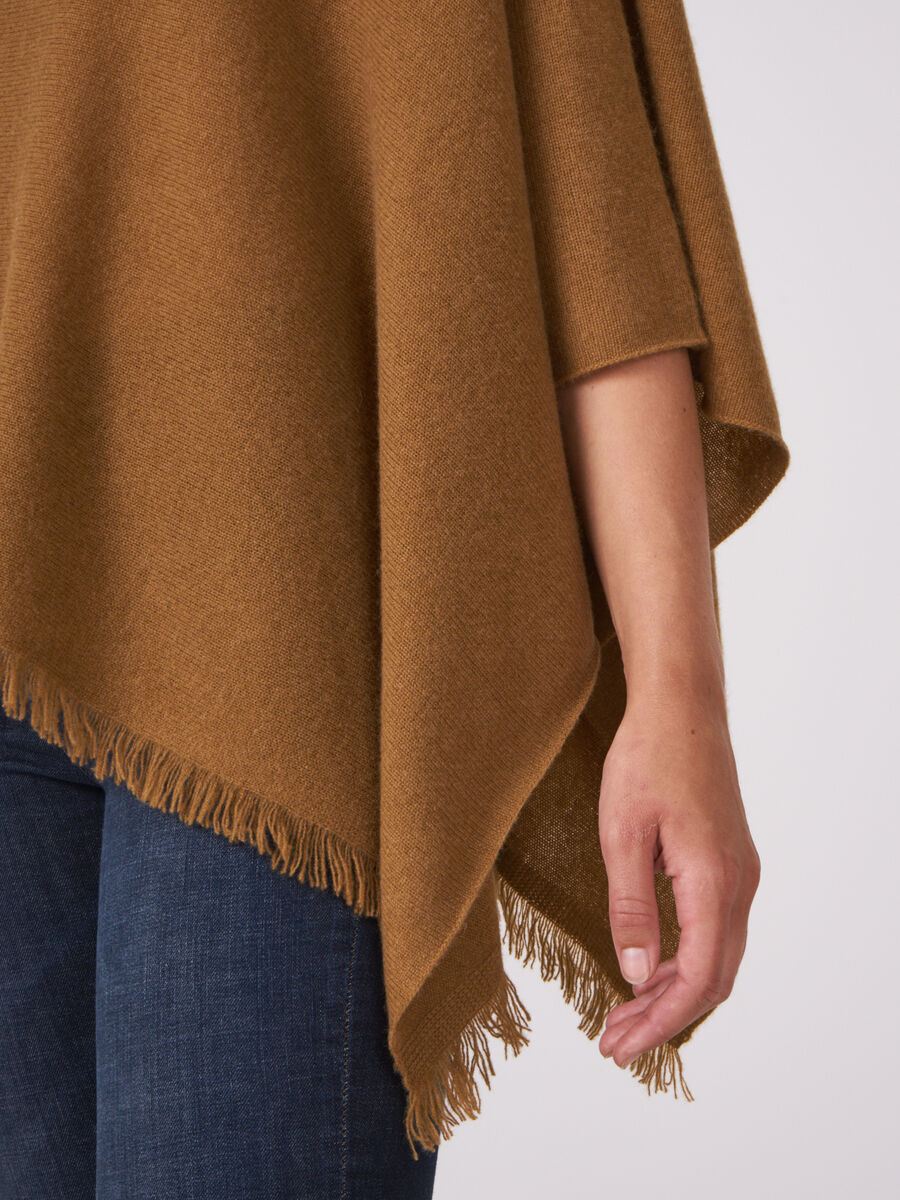 Fein gestrickter Poncho mit Fransen aus Bio-Kaschmir image number 197