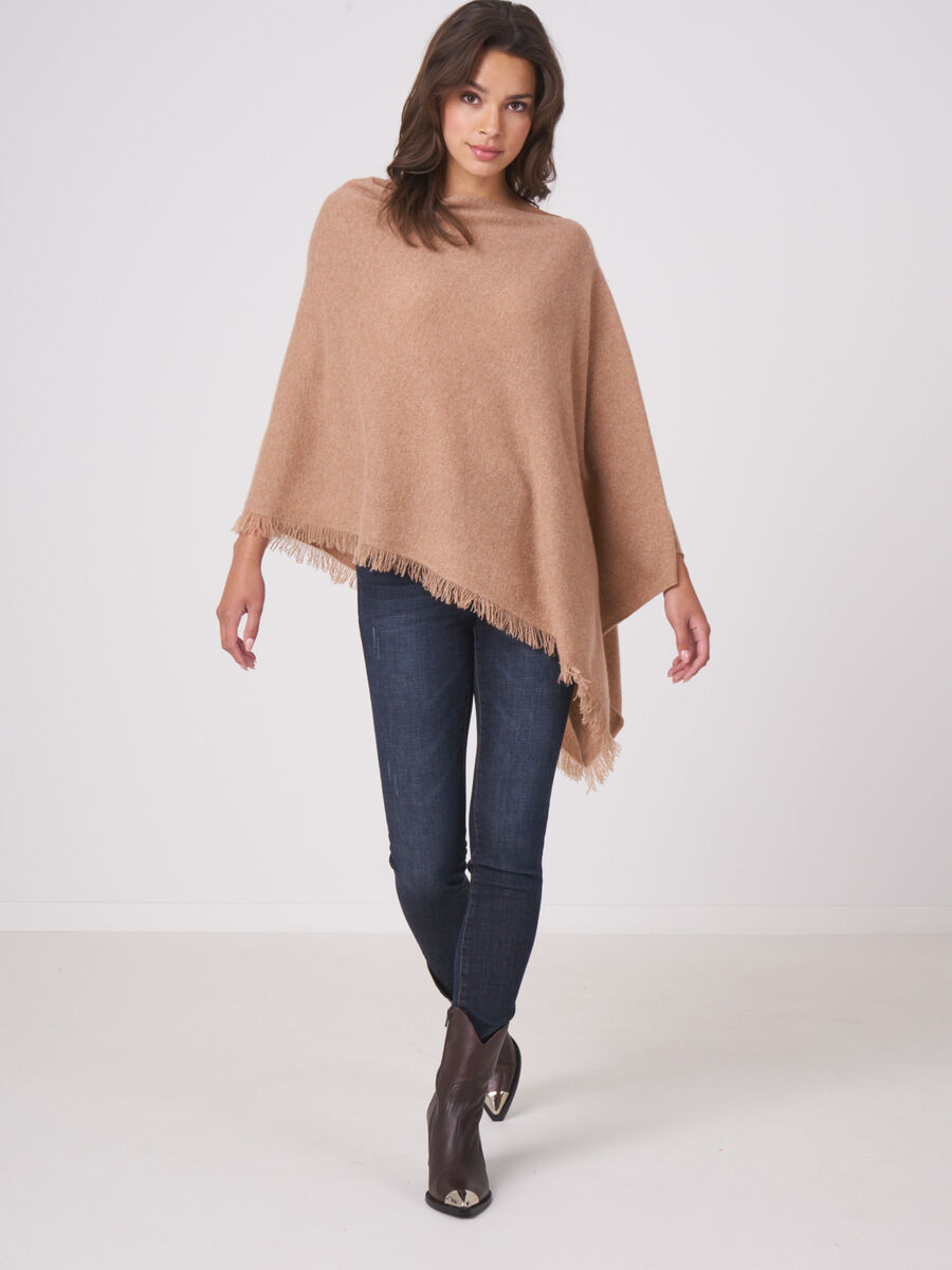 Fein gestrickter Poncho mit Fransen aus Bio-Kaschmir image number 210