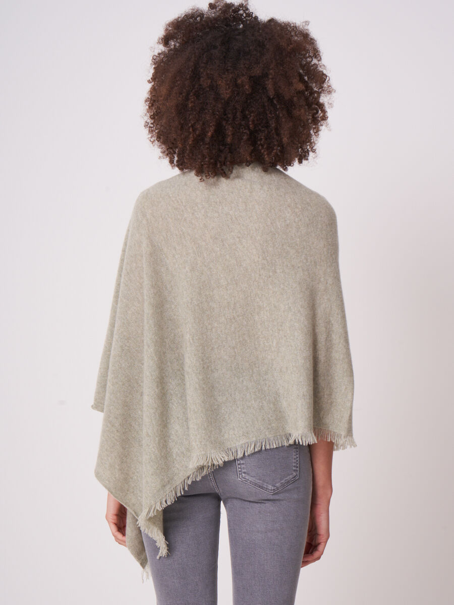 Fein gestrickter Poncho mit Fransen aus Bio-Kaschmir image number 212