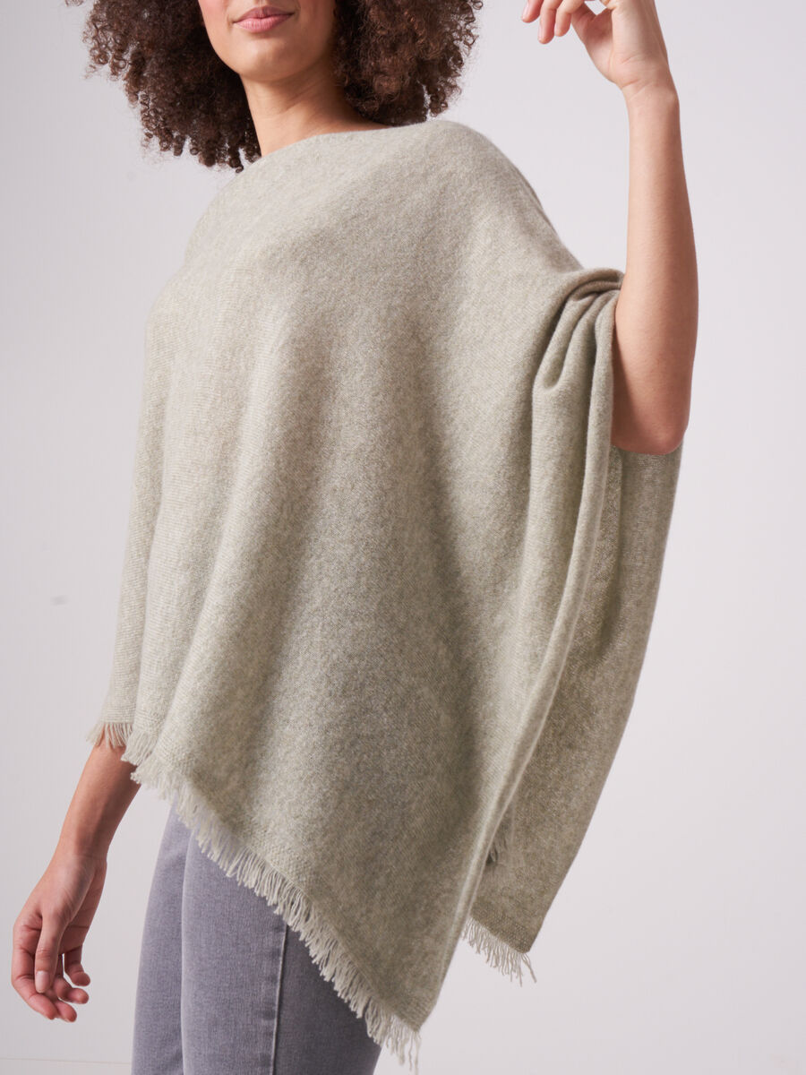 Fein gestrickter Poncho mit Fransen aus Bio-Kaschmir image number 213