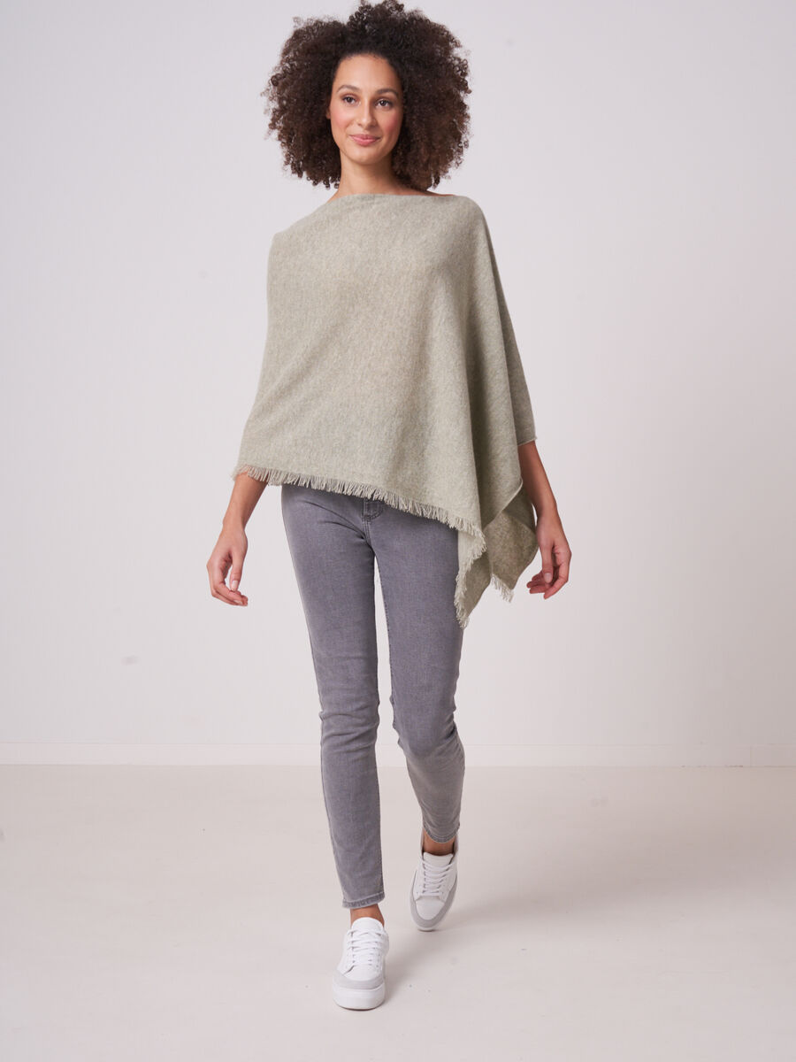 Fein gestrickter Poncho mit Fransen aus Bio-Kaschmir image number 214