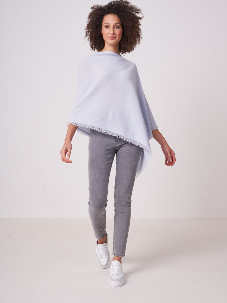 Fein gestrickter Poncho mit Fransen aus Bio-Kaschmir image number 222