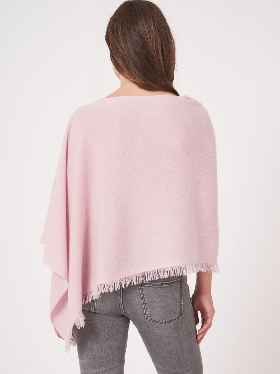 Fein gestrickter Poncho mit Fransen aus Bio-Kaschmir image number 224