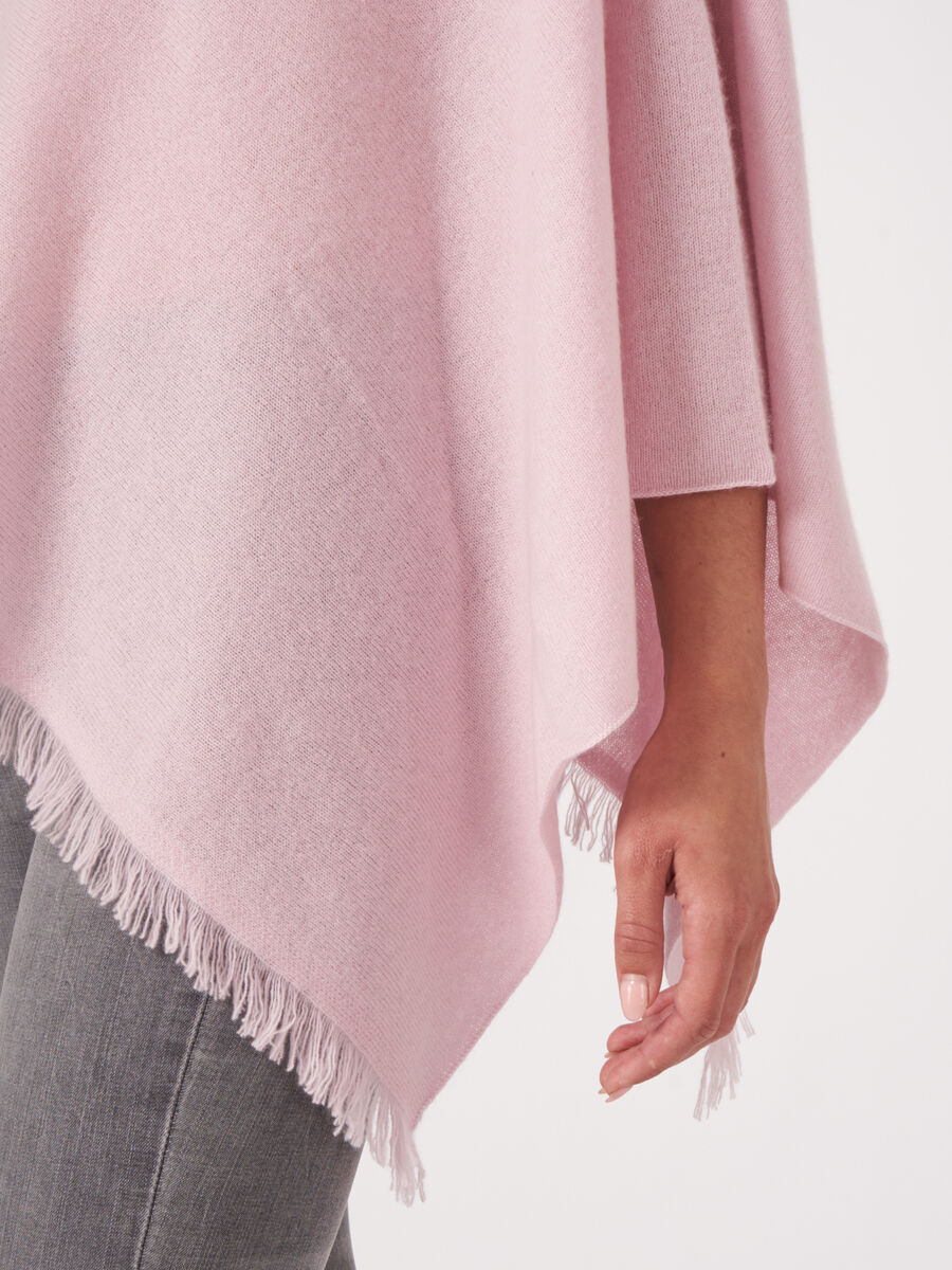 Fein gestrickter Poncho mit Fransen aus Bio-Kaschmir image number 225