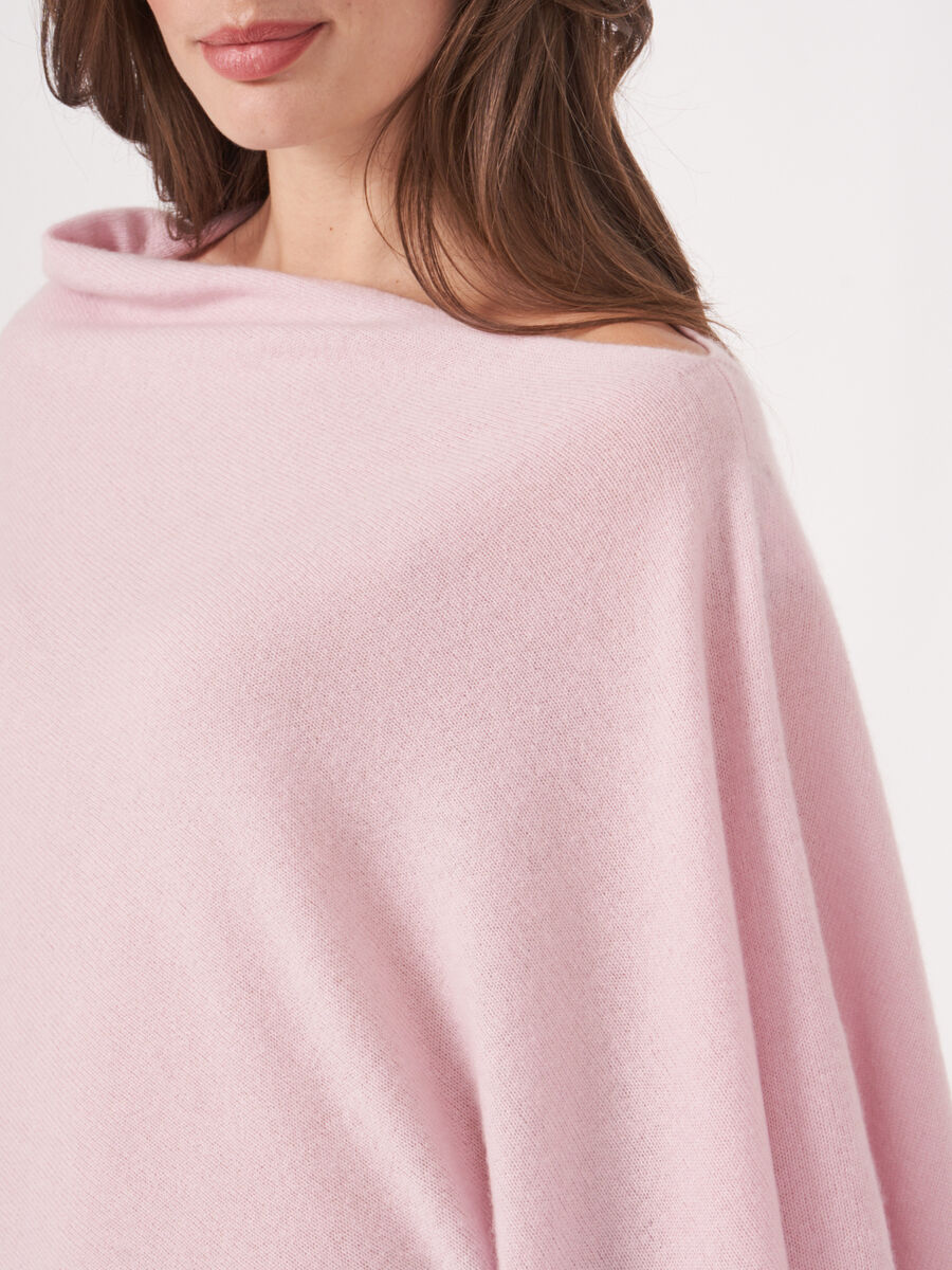 Fein gestrickter Poncho mit Fransen aus Bio-Kaschmir image number 226