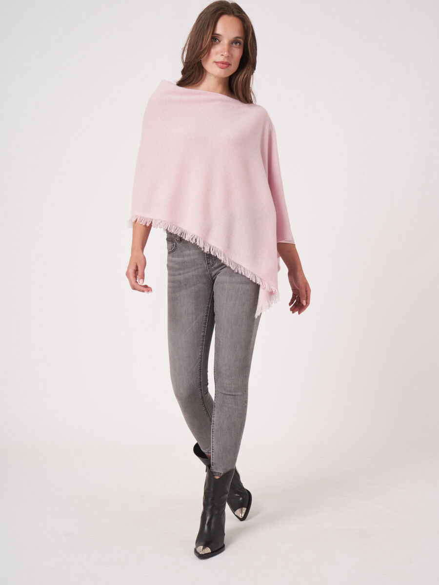 Fein gestrickter Poncho mit Fransen aus Bio-Kaschmir image number 227