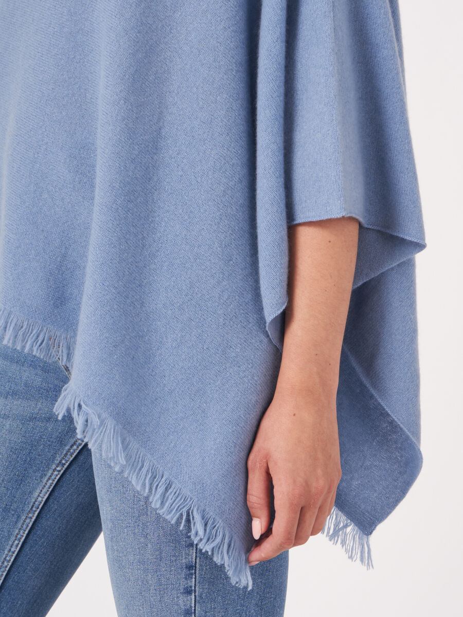 Fein gestrickter Poncho mit Fransen aus Bio-Kaschmir image number 230