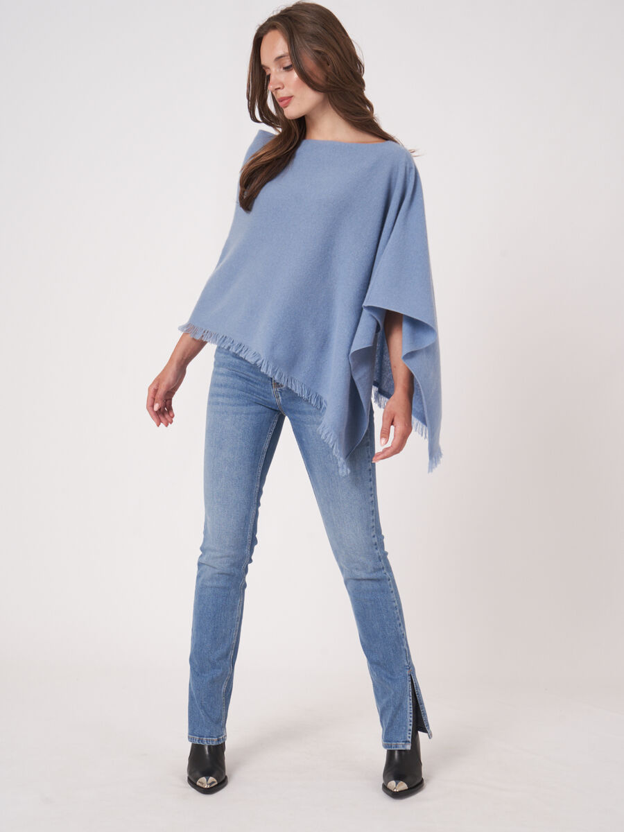 Fein gestrickter Poncho mit Fransen aus Bio-Kaschmir image number 232