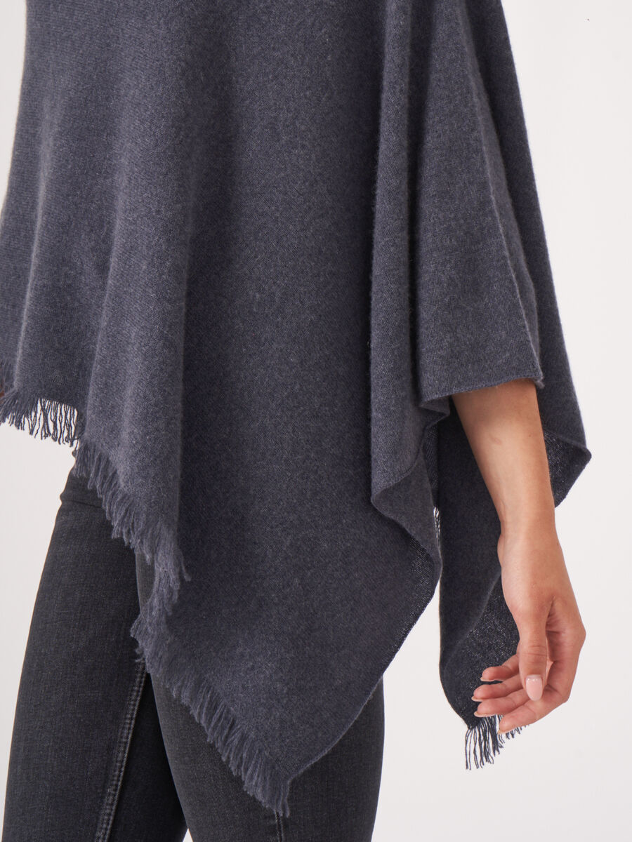 Fein gestrickter Poncho mit Fransen aus Bio-Kaschmir image number 237