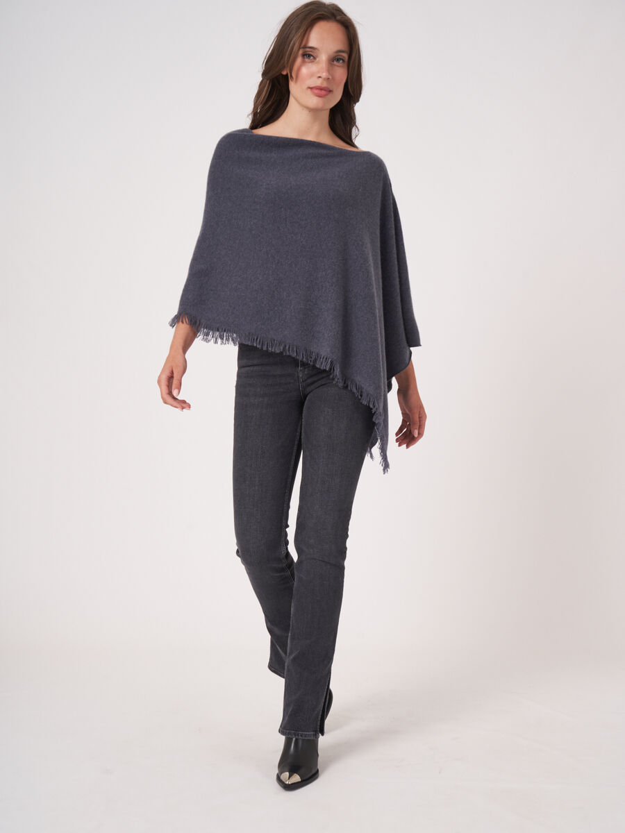 Fein gestrickter Poncho mit Fransen aus Bio-Kaschmir image number 238