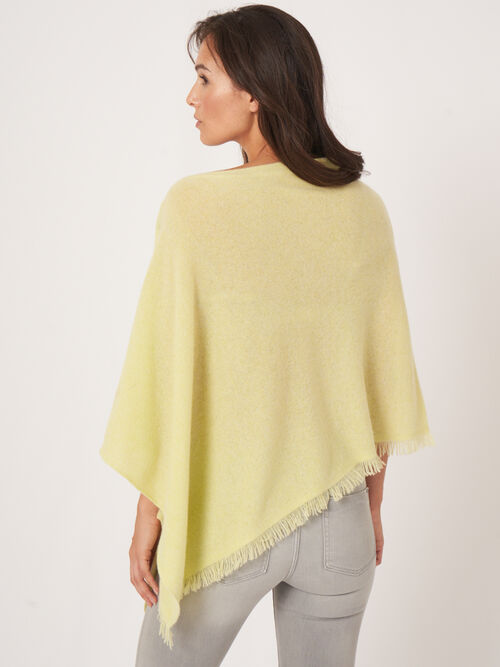 Fein gestrickter Poncho mit Fransen aus Bio-Kaschmir