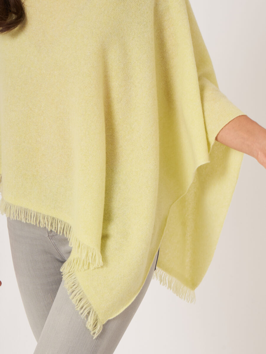 Fijngebreide poncho van organisch kasjmier met franjes image number 2