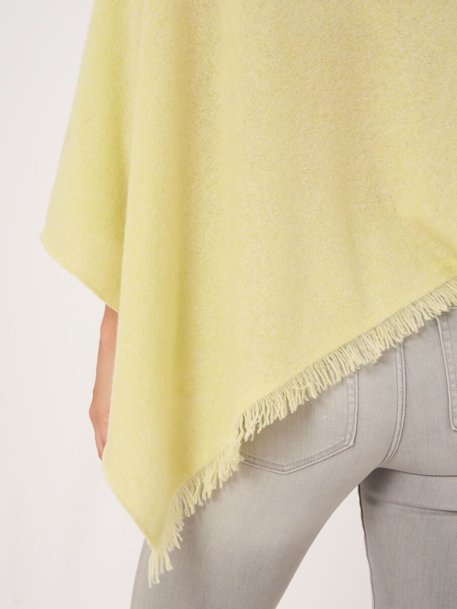 Fijngebreide poncho van organisch kasjmier met franjes image number 3
