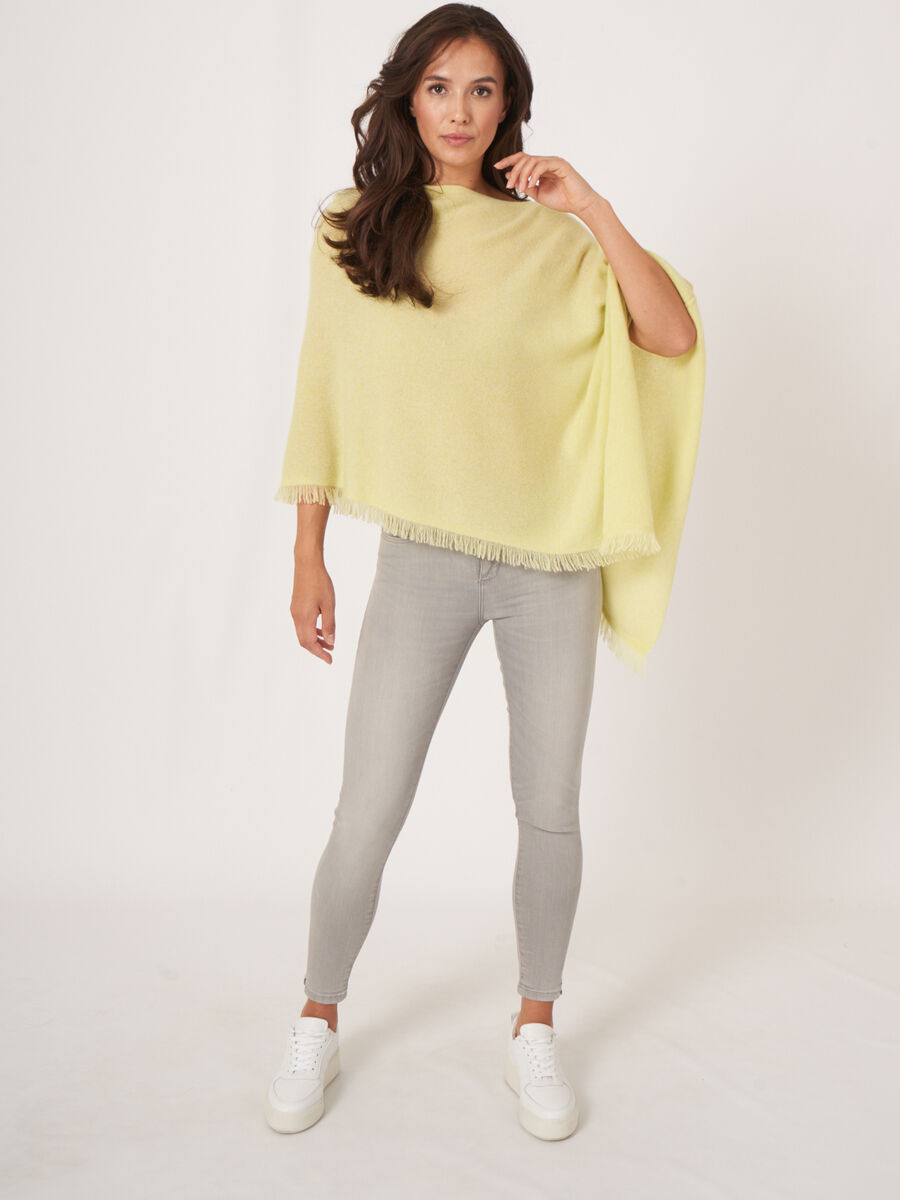 Fijngebreide poncho van organisch kasjmier met franjes image number 5