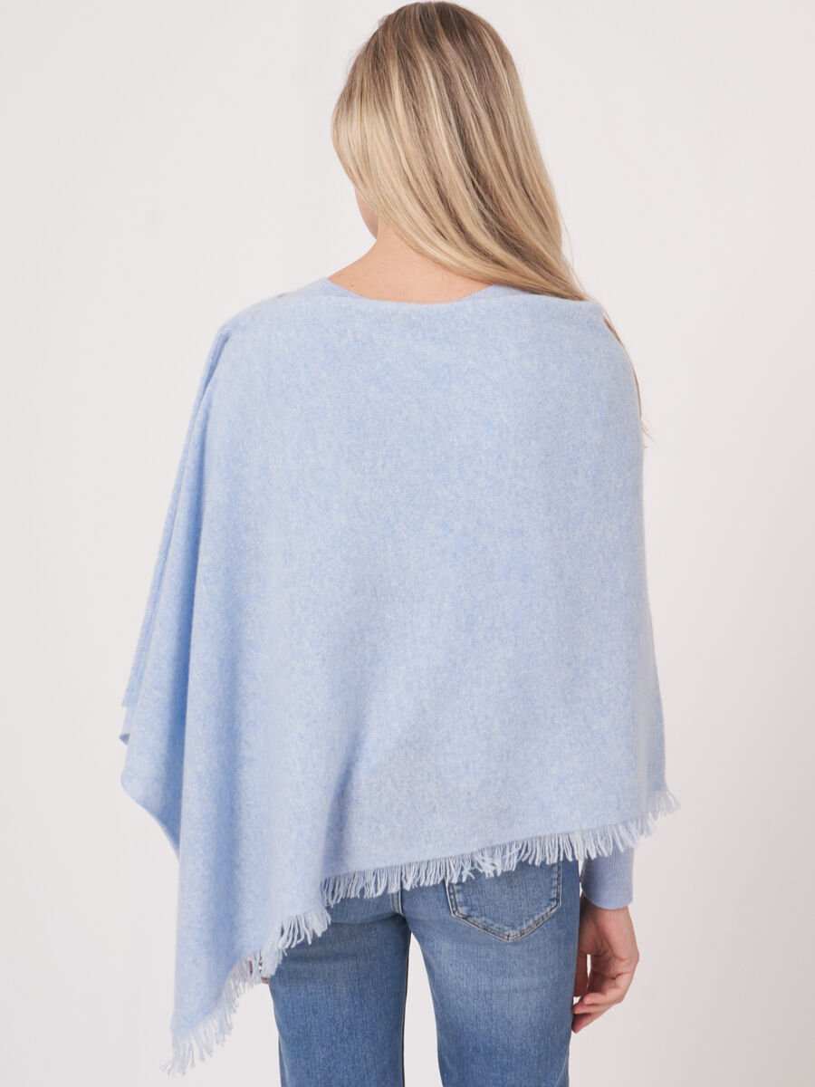 Fein gestrickter Poncho mit Fransen aus Bio-Kaschmir image number 246