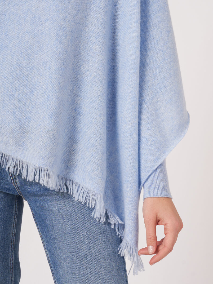 Fein gestrickter Poncho mit Fransen aus Bio-Kaschmir image number 247