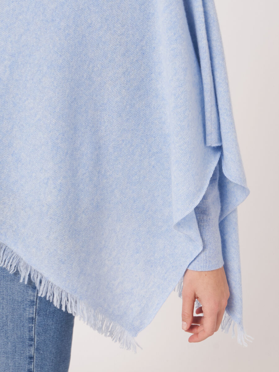 Fein gestrickter Poncho mit Fransen aus Bio-Kaschmir image number 248