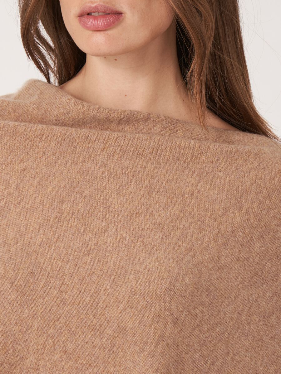 Fein gestrickter Poncho mit Fransen aus Bio-Kaschmir image number 121