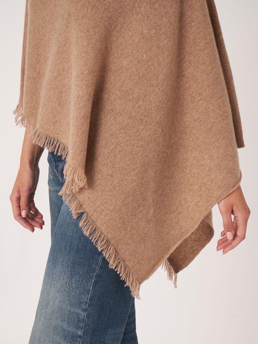 Fein gestrickter Poncho mit Fransen aus Bio-Kaschmir image number 122