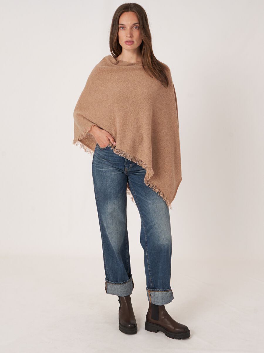 Fein gestrickter Poncho mit Fransen aus Bio-Kaschmir image number 123