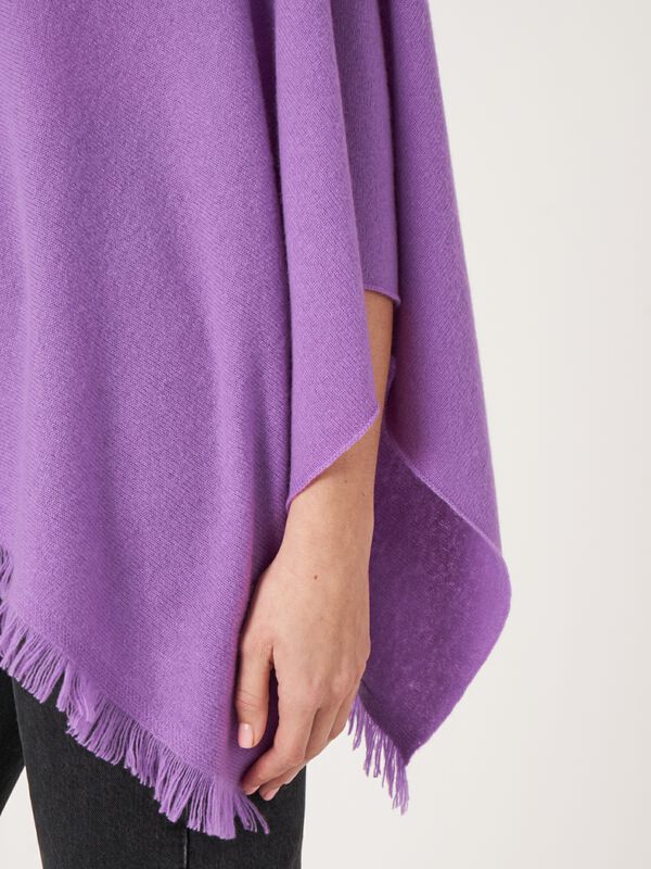 Fine-knit organic cashmere poncho with fringe image number 3