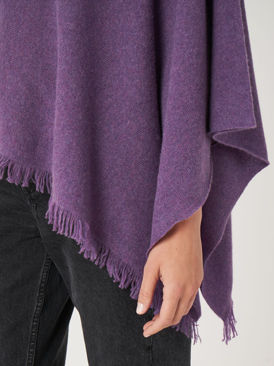 Fein gestrickter Poncho mit Fransen aus Bio-Kaschmir image number 132