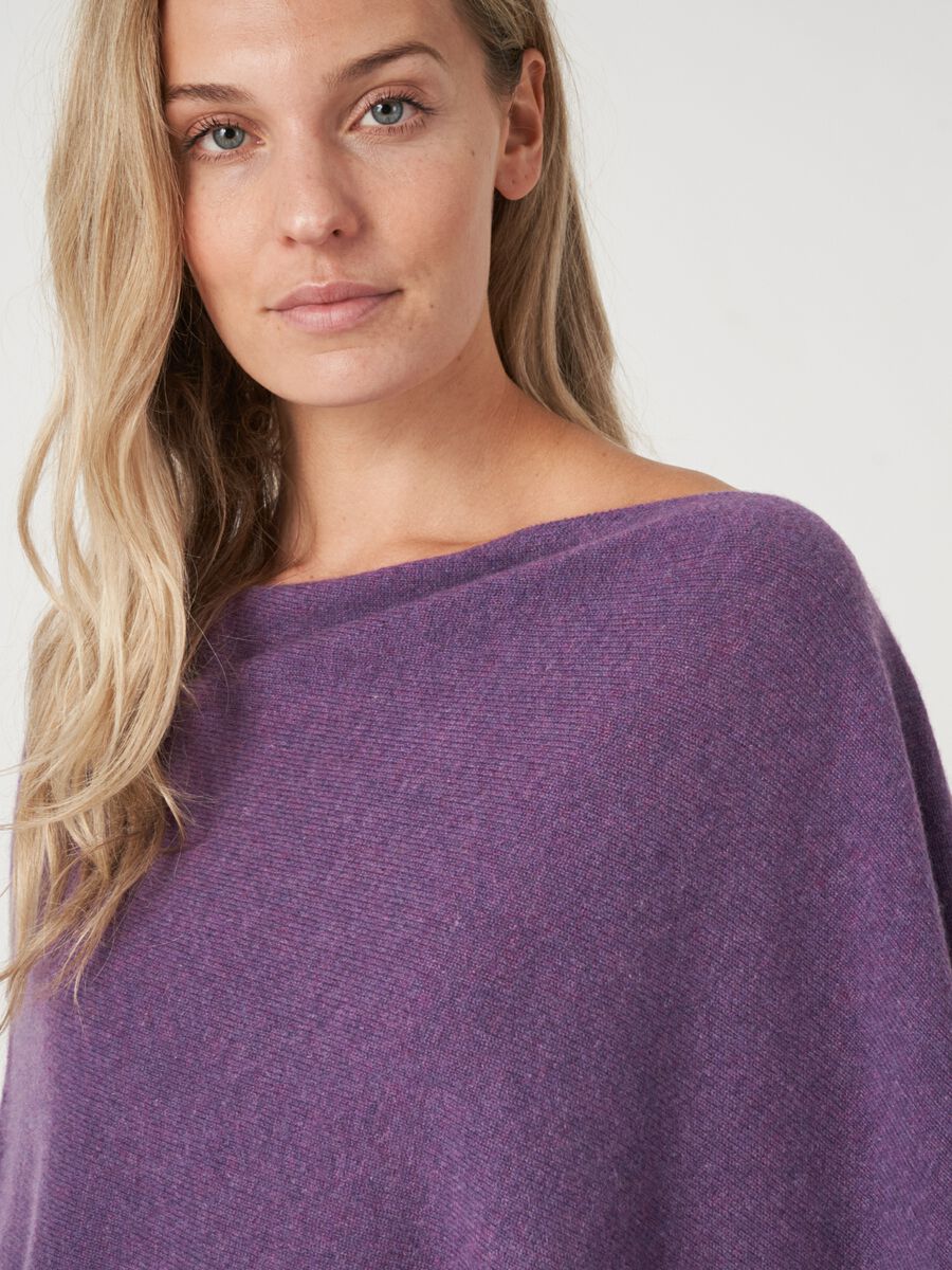 Fein gestrickter Poncho mit Fransen aus Bio-Kaschmir image number 133