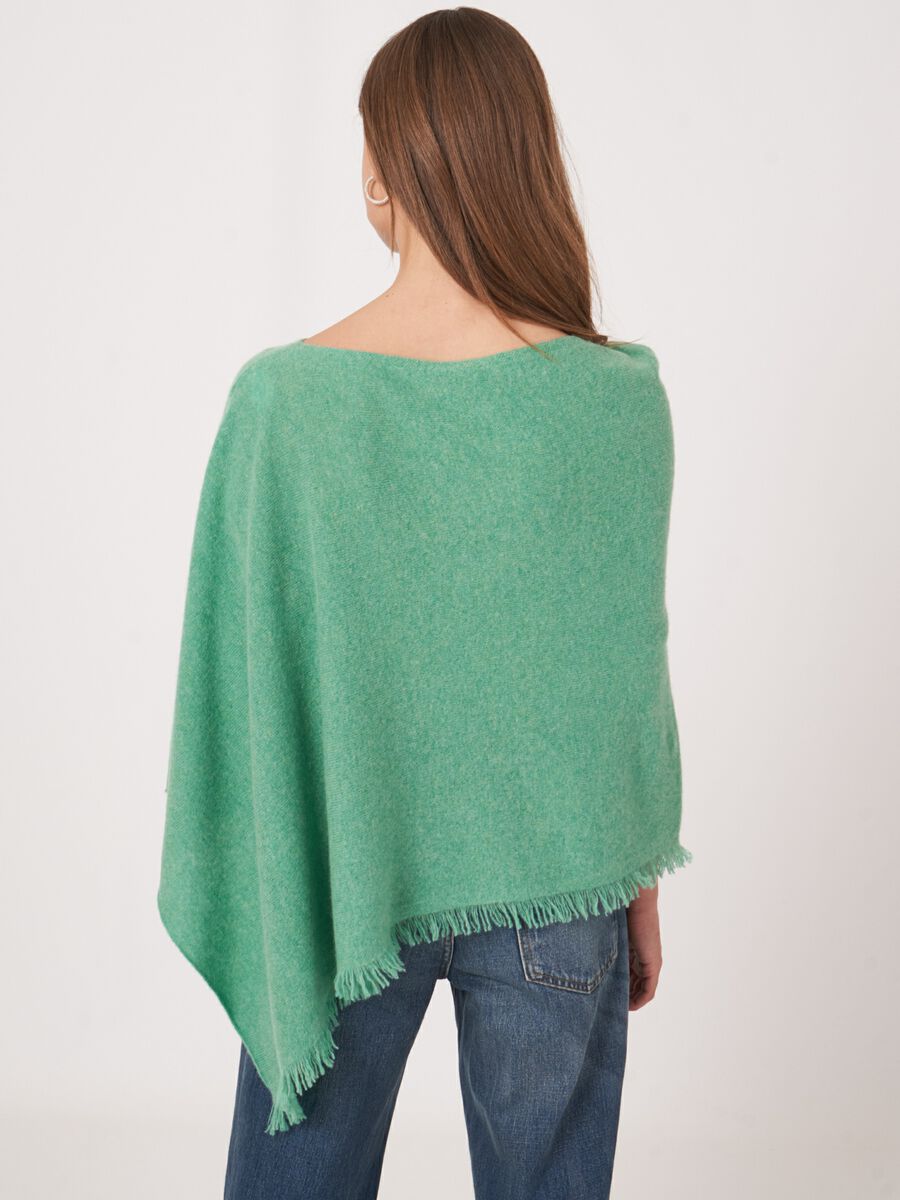 Fein gestrickter Poncho mit Fransen aus Bio-Kaschmir image number 91
