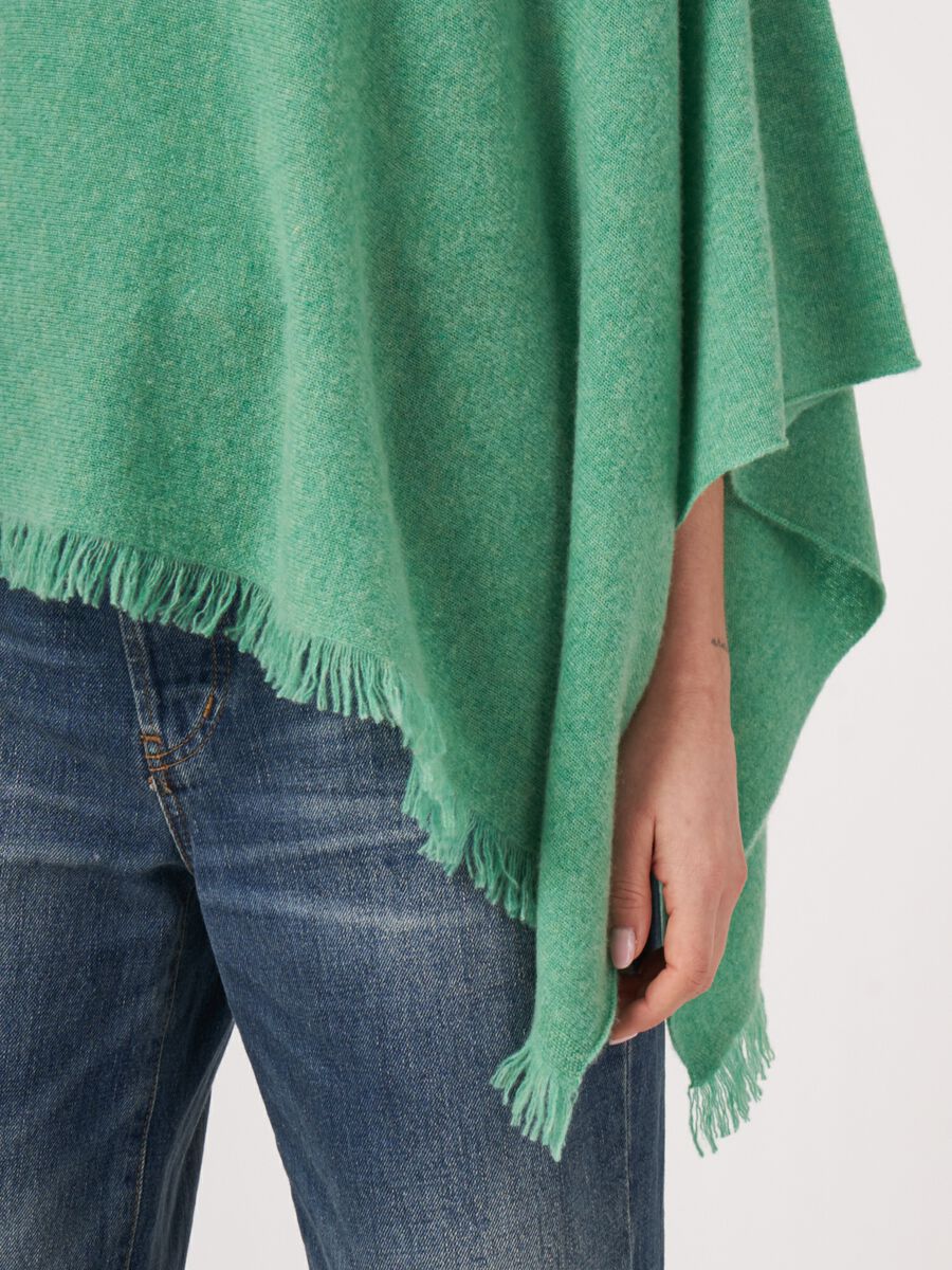 Fein gestrickter Poncho mit Fransen aus Bio-Kaschmir image number 92