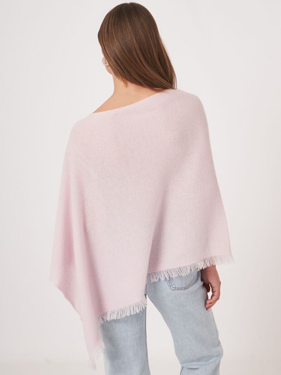Fein gestrickter Poncho mit Fransen aus Bio-Kaschmir image number 96