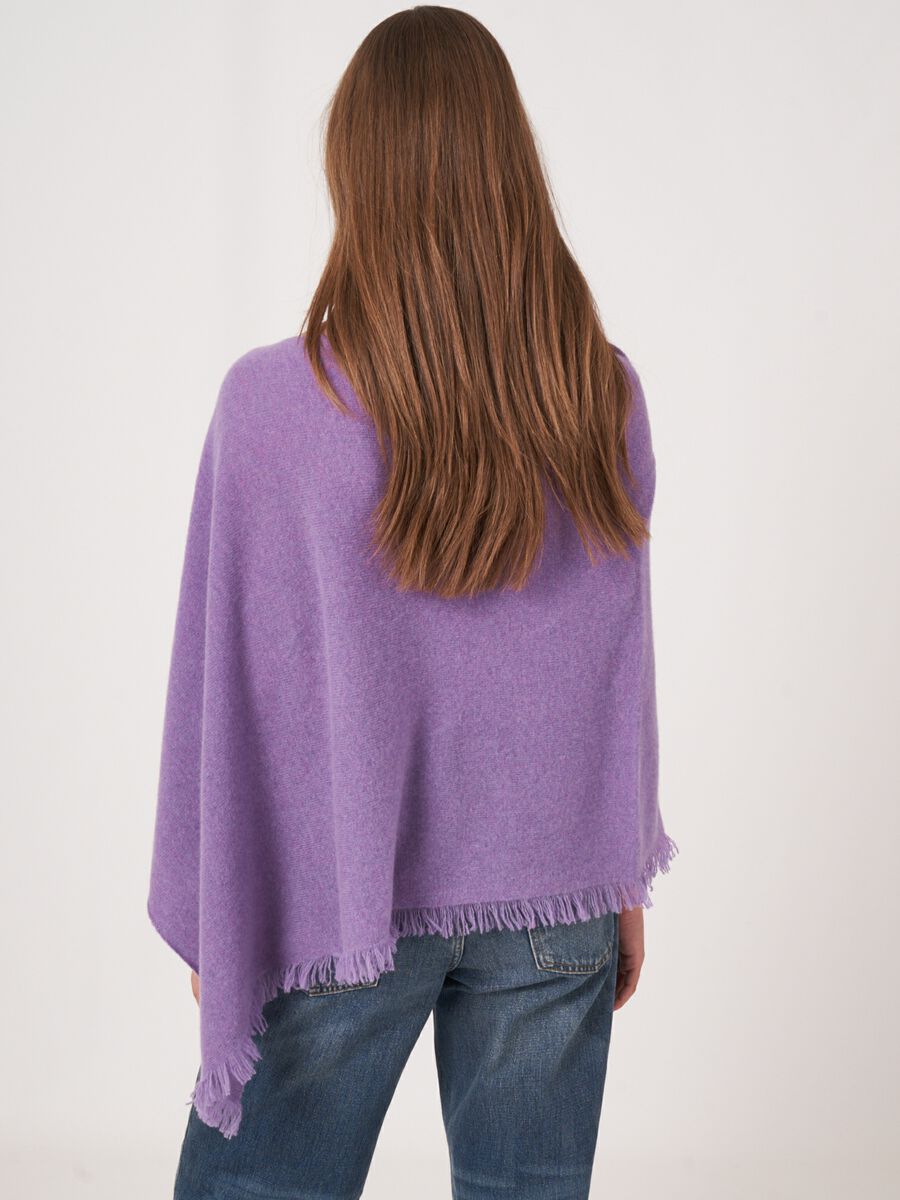 Fein gestrickter Poncho mit Fransen aus Bio-Kaschmir image number 101