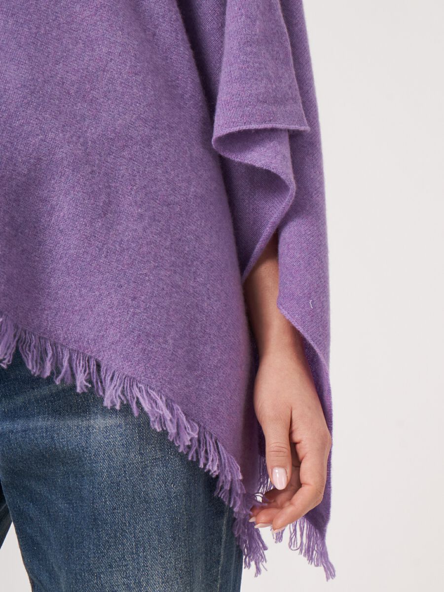Fein gestrickter Poncho mit Fransen aus Bio-Kaschmir image number 103