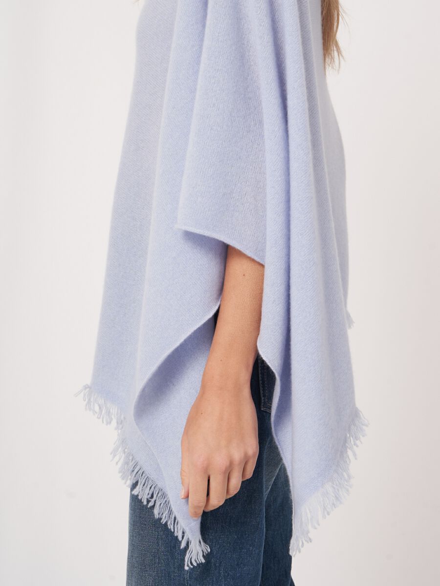 Fein gestrickter Poncho mit Fransen aus Bio-Kaschmir image number 112