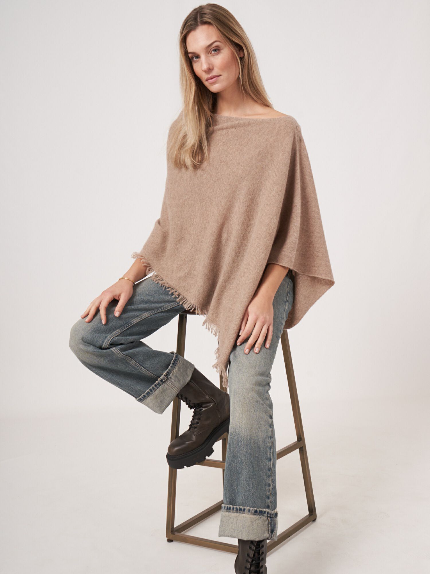 Organisch cashmere poncho met franjes