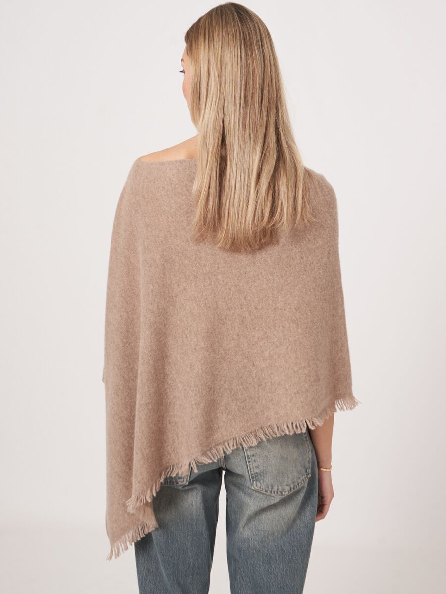 Fein gestrickter Poncho mit Fransen aus Bio-Kaschmir image number 67