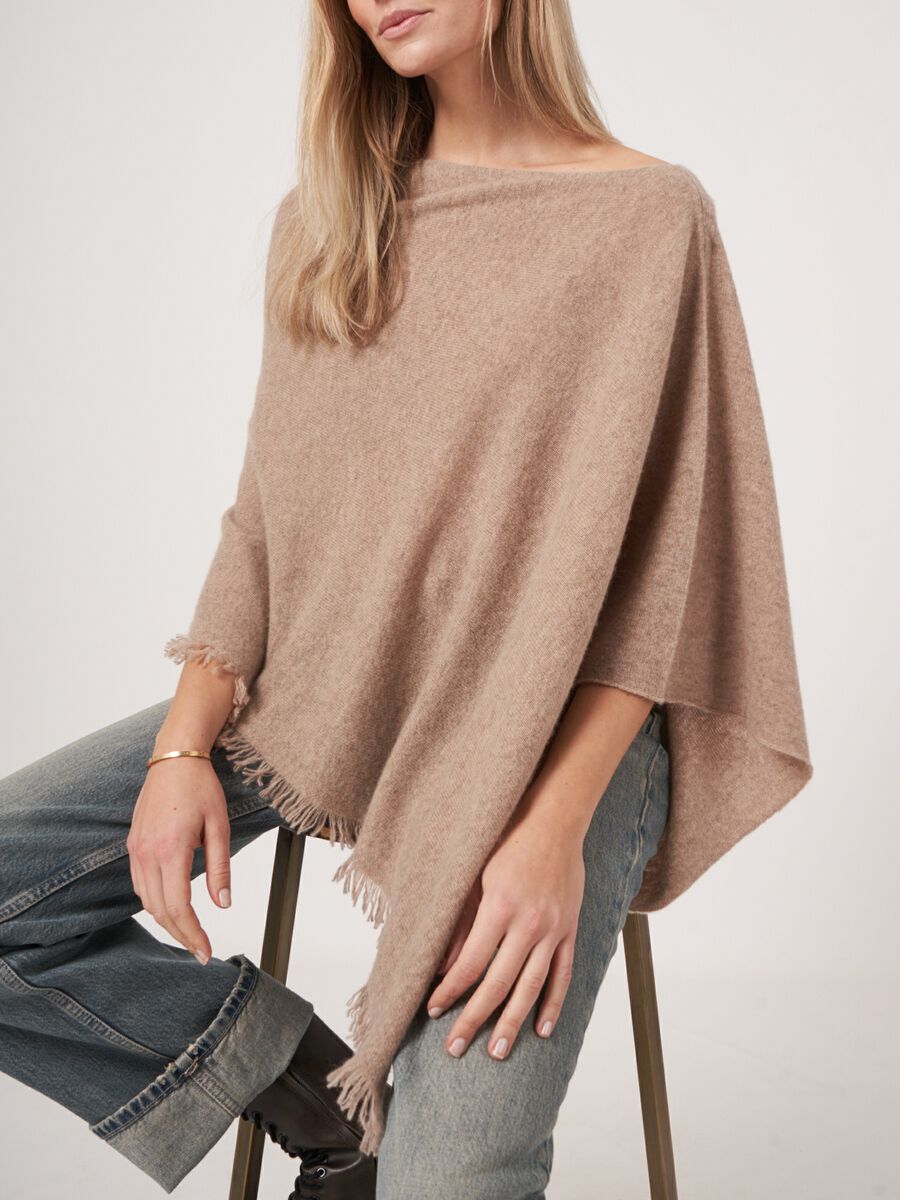 Fein gestrickter Poncho mit Fransen aus Bio-Kaschmir image number 64