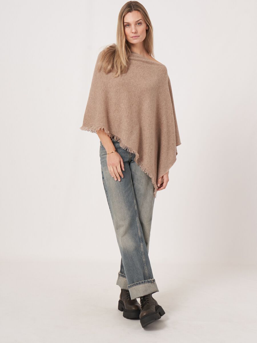 Fein gestrickter Poncho mit Fransen aus Bio-Kaschmir image number 65