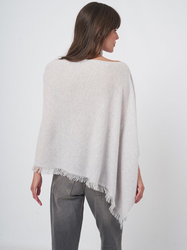 Fein gestrickter Poncho mit Fransen aus Bio-Kaschmir image number 6